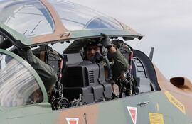 Integrantes de la Fuerza Aérea paraguaya y brasileña llegan a bordo de una aeronave AT-29 Súper Tucano a la Primera Brigada Aérea de la Fuerza Aérea Paraguaya este lunes, en Luque (Paraguay).