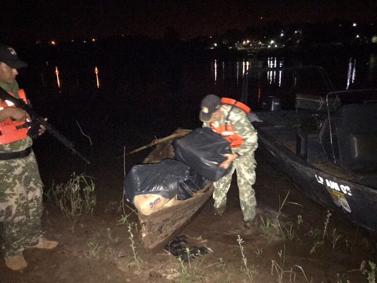 Personal de la Prefectura, dependiente del Área Naval de Itapúa, incautó una canoa cargada de mercaderías argentinas ingresadas de contrabando, en la zona de Puerto Triunfo, en la madrugada de hoy.