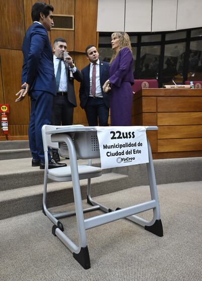 Mismo pupitre que compró Itaipú a US$ 105 cada uno, la municipalidad de Ciudad del Este afirma puede comprar por US$ 22.