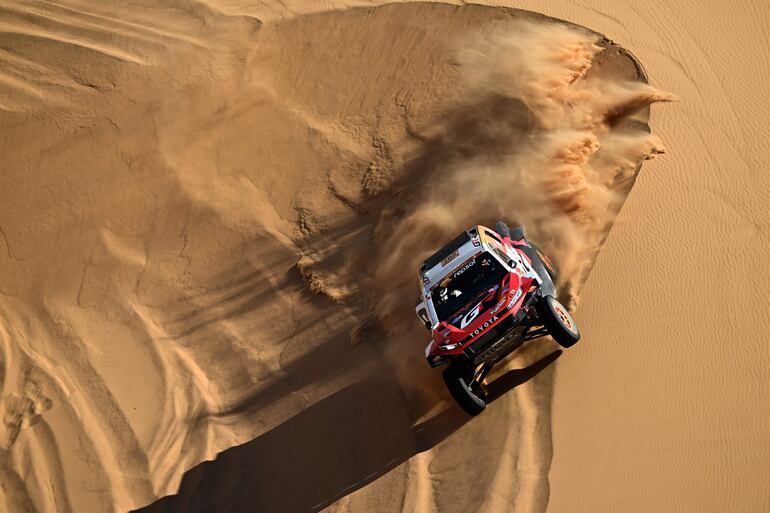 Una postal con Henk Lategan, Brett Cummings y la Toyota Hilux.
