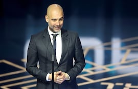 Pep Guardiola, director del Manchester City, pronuncia un discurso tras ganar el premio al Mejor Entrenador Masculino de la FIFA en los Best FIFA Football Awards 2023 en Londres, Gran Bretaña, el 15 de enero de 2024.