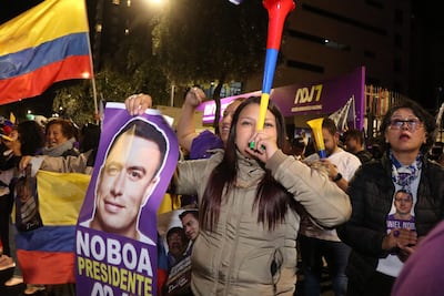 Partidarios del presidente y candidato presidencial de Ecuador, Daniel Noboa, reaccionan tras conocerse los primeros resultados de la segunda vuelta de las elecciones presidenciales en Quito el 13 de abril de 2025.