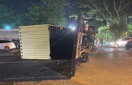 Camión con 25 toneladas de carga volcó en Ñemby tras perder los frenos