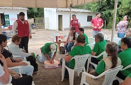 Un adulto mayor practica la reanimación de una persona durante la jornada de capacitación de primeros auxilios brindada por voluntarios de la Cruz Roja Paraguaya.