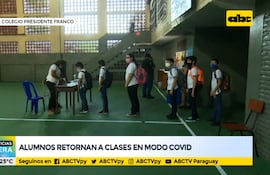 Alumnos retornan a clases en modo covid