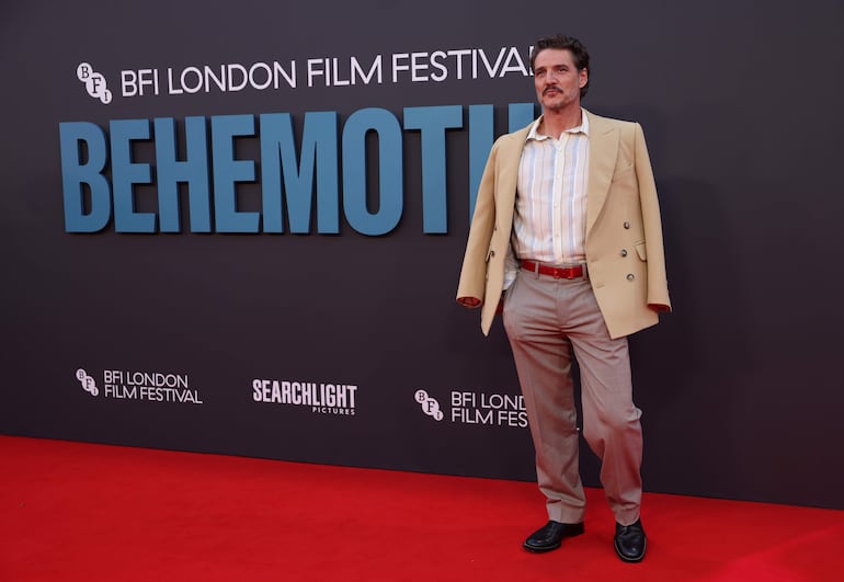 El actor chileno-estadounidense Pedro Pascal en la red carpet de la proyección de la película 'Behemoth!' en la 70.ª edición del Festival de Cine de Londres. (EFE/EPA/NEIL HALL)
