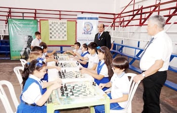 Niños del Nihon Gakko compitiendo en una partida de ajedrez.