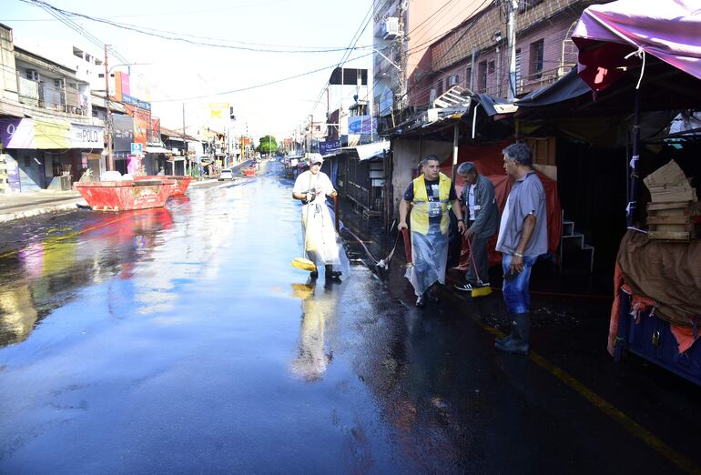 La Municipalidad realizó la tradicional manguereada del Mercado 4.