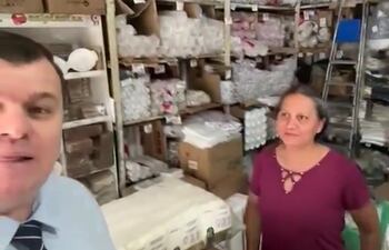 Dionisio Amarilla es observado atentamente por la dueña del local comercial.