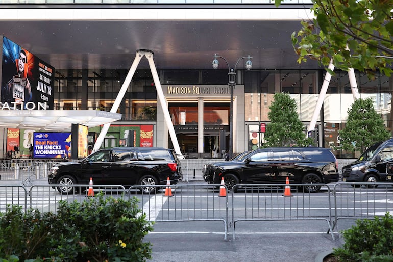 La gente llega al Madison Square Garden, el lugar para las celebraciones de la boda de la cantante pop Taylor Swift y el atleta profesional Travis Kelce, en la ciudad de Nueva York el 3 de julio de 2026.