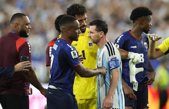 El delantero de Cabo Verde Jovane Cabral saluda al delantero de Argentina Lionel Messi al final del partido de fútbol de los dieciseisavos de final de la Copa del Mundo 2026 entre Argentina y Cabo Verde en el Miami Stadium de Miami Gardens.