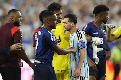 El delantero de Cabo Verde Jovane Cabral saluda al delantero de Argentina Lionel Messi al final del partido de fútbol de los dieciseisavos de final de la Copa del Mundo 2026 entre Argentina y Cabo Verde en el Miami Stadium de Miami Gardens.