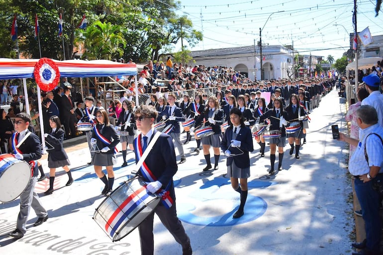 Desfile cívico, estudiantil, policial y militar.