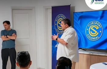 Hugo Fernández señalando los objetivos que tiene la alianza entre el Centro de Desarrollo Deportivo y el Sport Colonial.