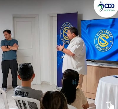 Hugo Fernández señalando los objetivos que tiene la alianza entre el Centro de Desarrollo Deportivo y el Sport Colonial.