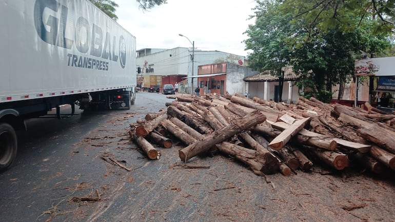 Parte de la carga quedó sobre la calzada y otro grupo colisionó contra vehículos del lomitero.
