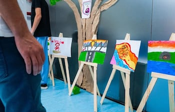 La muestra "ExpresArte" reúne obras creadas por niños de la Escuela Básica N.º 3694 San Juan Neuman, de Pedro Juan Caballero, en una iniciativa que vincula el arte con el bienestar emocional.