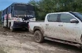 El transporte público de pasajeros que salió en la noche del viernes desde Asunción, pudo llegar después de las 17 horas del domingo a Fuerte Olimpo, tras largas 46 horas.