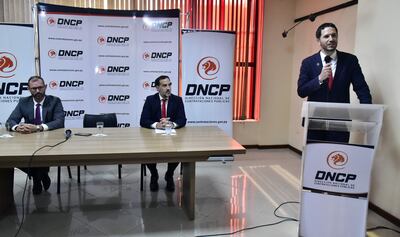 El asesor jurídico de Presidencia, Roberto Moreno, lideró el acto de posesión de cargo en la Dirección Nacional de Contrataciones Públicas (DNCP). Agustín Encina reemplazó a Pablo Seitz.