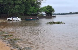 Algas son arrastradas por las aguas hacia la orilla de la playa San José Mí de Ayolas.