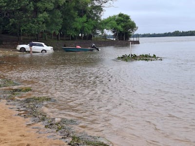 Algas son arrastradas por las aguas hacia la orilla de la playa San José Mí de Ayolas.