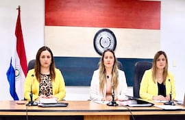 El Tribunal de Sentencias de la Circunscripción Judicial de Misiones, conformado de izquierda a derecha por Cynthia Lorena Marecos, Patricia Elena Maidana y Cynthia Vega Martínez, sentenció a 15 años de cárcel a Isabelino Verá Delvalle por secuestro y tentativa de homicidio doloso.