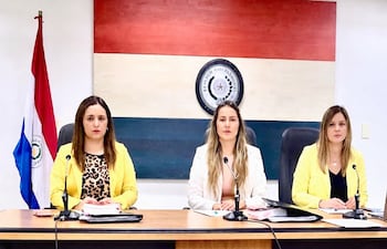 El Tribunal de Sentencias de la Circunscripción Judicial de Misiones, conformado de izquierda a derecha por Cynthia Lorena Marecos, Patricia Elena Maidana y Cynthia Vega Martínez, sentenció a 15 años de cárcel a Isabelino Verá Delvalle por secuestro y tentativa de homicidio doloso.