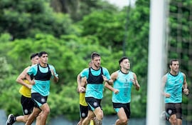 Junior Barreto, Giovanni Bogado (irá a Luqueño), Alejandro Silva, Sebastián Ferreira y Raúl Cáceres, en plena actividad física.