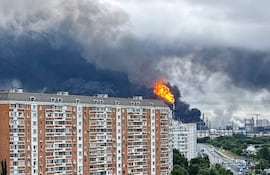 Fuego y humo visibles en la principal refinería de petróleo de Moscú, alcanzada hoy por un ataque ucraniano.