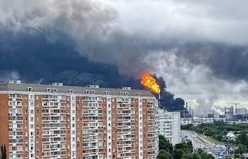 Fuego y humo visibles en la principal refinería de petróleo de Moscú, alcanzada hoy por un ataque ucraniano.