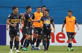 El "Mudo" Diego Valdez congratula a Héctor "Pipo" Lezcano (11) por su anotación, en la victoria del 12 de Junio de Villa Hayes frente a Fernando de la Mora por 2-0.