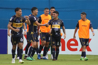 El "Mudo" Diego Valdez congratula a Héctor "Pipo" Lezcano (11) por su anotación, en la victoria del 12 de Junio de Villa Hayes frente a Fernando de la Mora por 2-0.