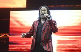 Marco Antonio Solís en un momento de su presentación en el Jockey Club, donde ofreció un concierto de dos horas y media con muchos éxitos y una sorpresa.