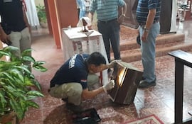 Una persona ingresó a la iglesia de San Blas en Pilar, profanó el altar principal y causó daños en el lugar.