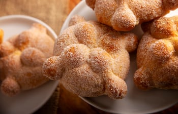 Pan dulce tradicional mexicano recubierto con azúcar, perfecto para el Día de Muertos.