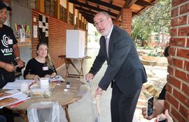 Justo Zacarías Irún, durante la votación en el Centro Regional de Ciudad del Este.