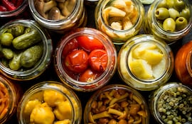 Frascos de encurtidos y escabeches caseros.