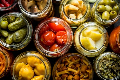 Frascos de encurtidos y escabeches caseros.