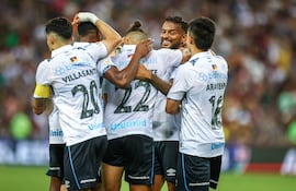 Mathías Villasanti (i), futbolista de Gremio de Porto Alegre, celebra un gol en el partido ante Fluminense por la fecha 32 de la Serie A de Brasil en el estadio Maracaná, en Río de Janeiro, Brasil.
