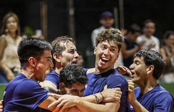 Festejo del equipo, luego de la categórica victoria de Dani Vallejo contra el rumano Stefan Palosi.