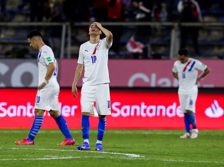 Miguel Almirón (c), futbolista de la selección paraguaya, se lamenta después de un gol de Chile en un partido por las Eliminatorias Sudamericanas al Mundial Qatar 2022 en el estadio San Carlos de Apoquindo, en Santiago, Chile.