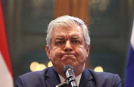 El ministro del Interior de Paraguay, Enrique Riera, reacciona durante una rueda de prensa este lunes, en Asunción (Paraguay).