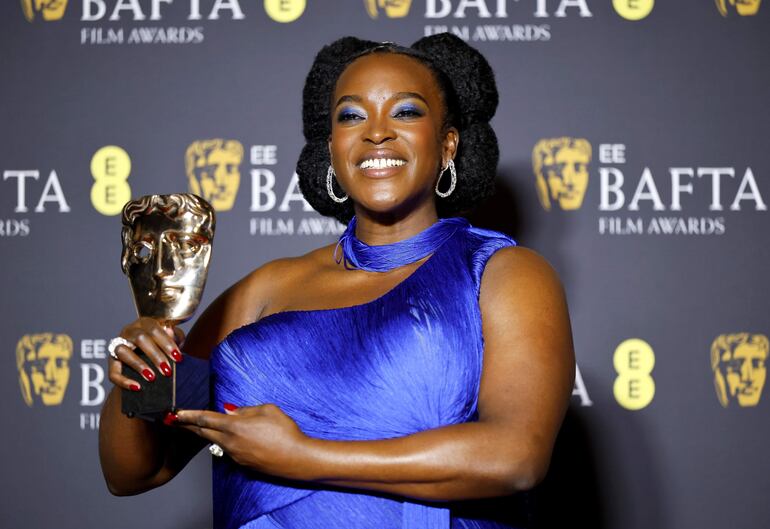 Wunmi Mosaku posa en la sala de prensa tras ganar el premio a la Mejor Actriz de Reparto por 'Sinners'.