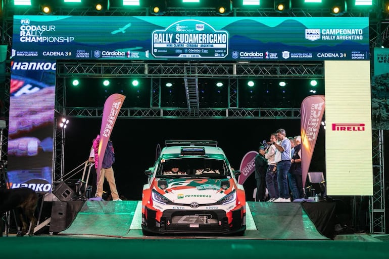 Alejandro Galanti y Marcelo Toyotoshi (Toyota GR Yaris Rally2) bajando de la rampa de salida en Mina Clavero (Córdoba-Argentina). Foto: Toyota Gazoo Racing Paraguay.