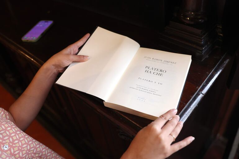 Una persona lee el libro 'Platero y yo' durante el lanzamiento de la edición bilingüe, en español y guaraní, del libro este miércoles, en Asunción.