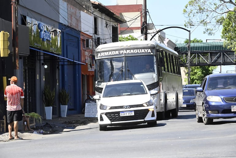 Buses de la Armada salieron a las calles tras el paro de los transportistas. 