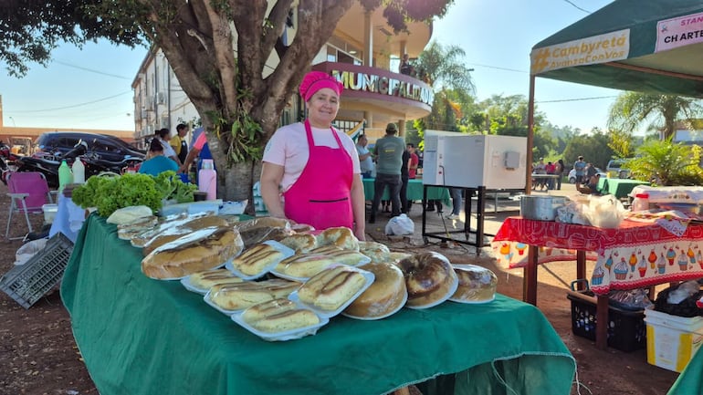 Feria de productores en la explanada de la municipalidad de Cambyretá.