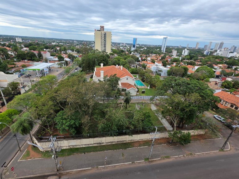 Así se veía. Vista aerea del terreno donde pretende construirse una estación de servicios en Trinidad, antes de la tala.