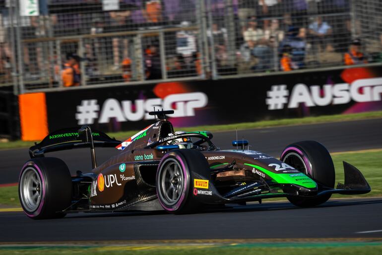 El PHM AIX RAcing de l paraguayo Joshua Duerksen en la sesión de clasificación de la Fórmula 2 de la FIA en el circuito de Albert Park, en Melbourne, Australia.