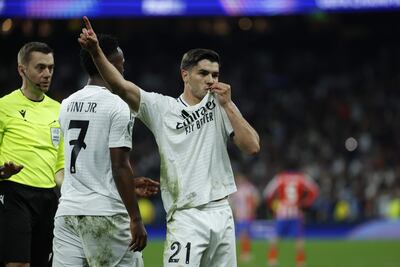 El centrocampista del Real Madrid, Brahim Díaz, celebra tras conseguir el segundo gol del equipo madridista, durante el encuentro correspondiente a la ida de los octavos de final de la Liga de Campeones que Real Madrid y Atlético de Madrid disputan hoy martes en el estadio Santiago Bernabéu, en Madrid.